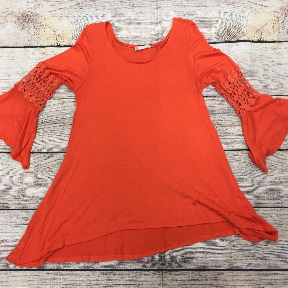 😍Altar’d State Orange Bell Sleeve High Low Top size Small